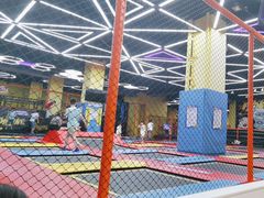 -爱蹦iBOON蹦床运动馆(江汉店)