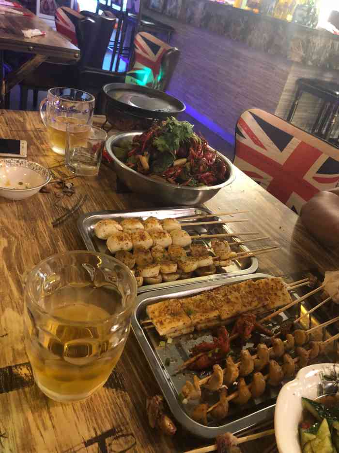 打分 环境不错,点了各种串,各种锡纸烧烤,都非常好吃!啤酒赞!