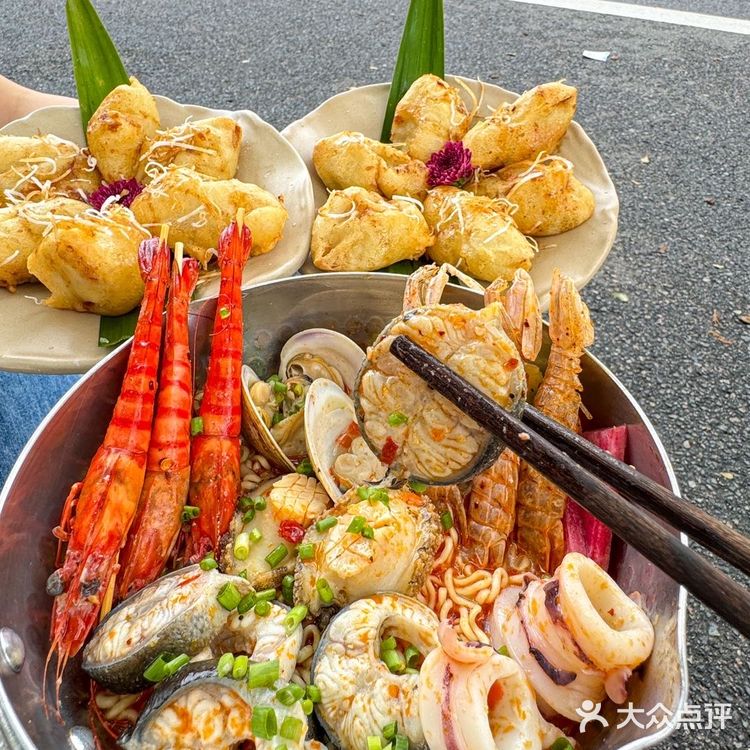 在三亚吃过一次就念念不忘的…糟粕醋海鲜面！