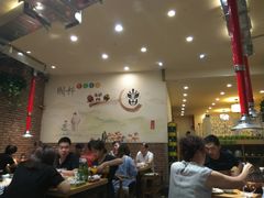 大堂-超越炭火牛蛙火锅鸡(河东店)