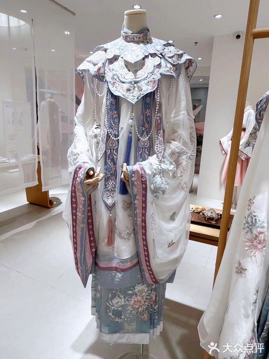 茶饮届与汉服届的首次跨界联名体验店