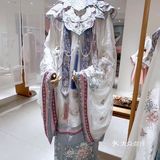 茶饮届与汉服届的首次跨界联名体验店