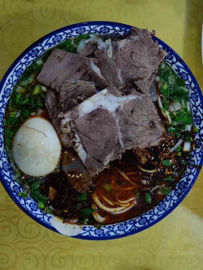 清真德海牛肉面(何家村店)-"这家牛肉面馆中午饭口去人总是很多,有