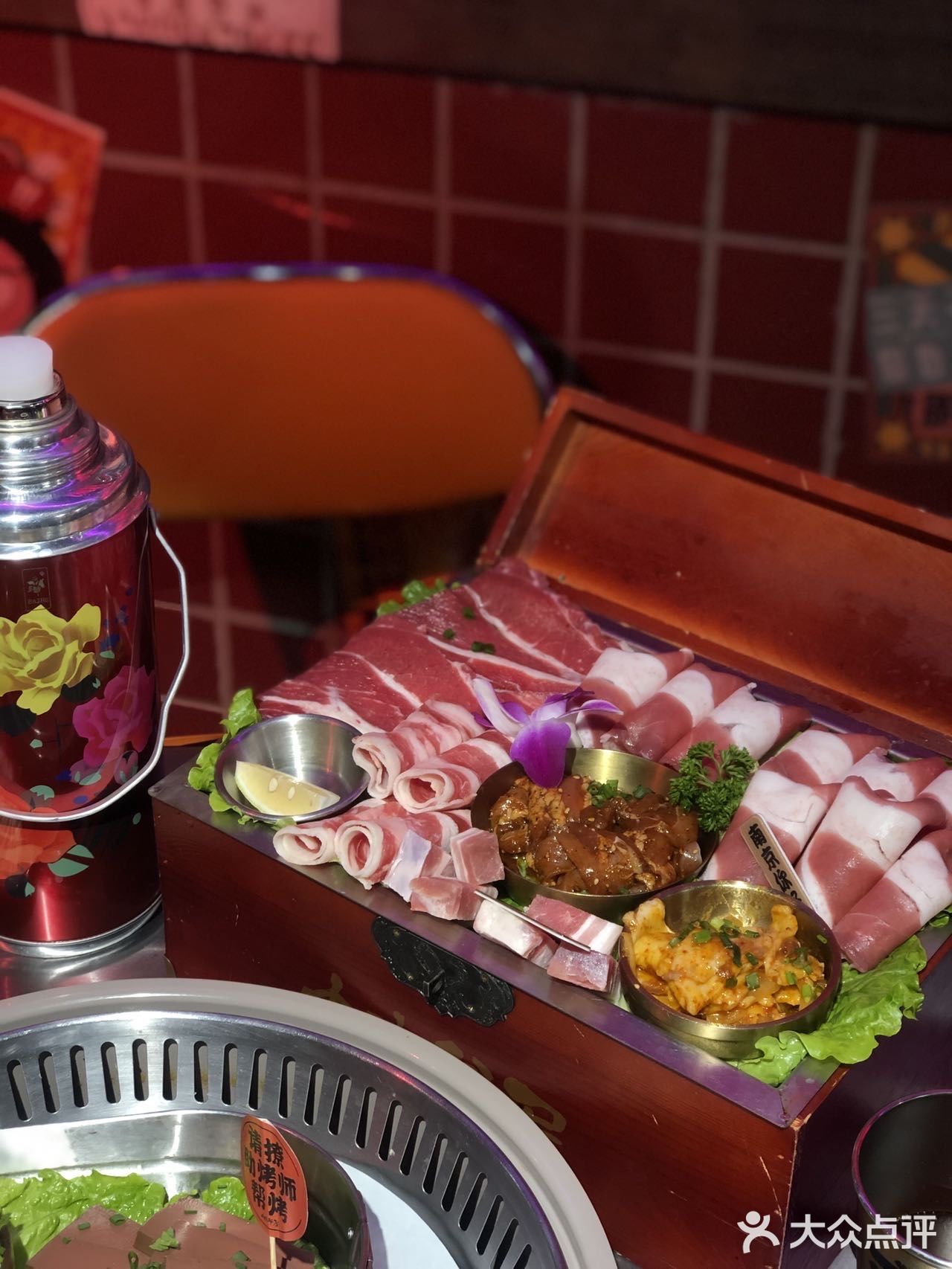 吃顿烤肉还能拍复古大片，南京这家自烤食堂绝啦！ 