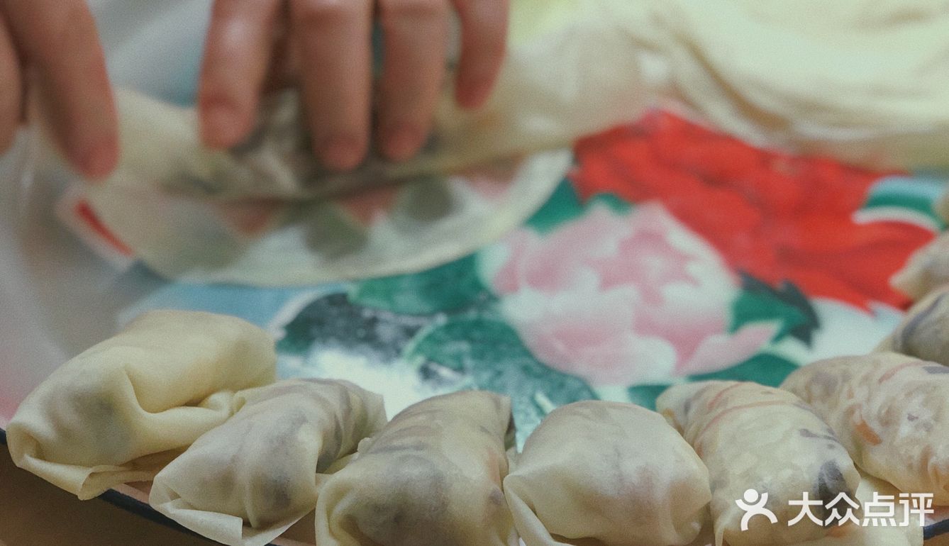 蒸大概8分钟左右就好了。蒸好的饺子皮去出来凉一下