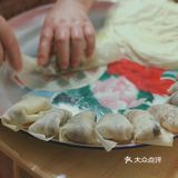 蒸大概8分钟左右就好了。蒸好的饺子皮去出来凉一下