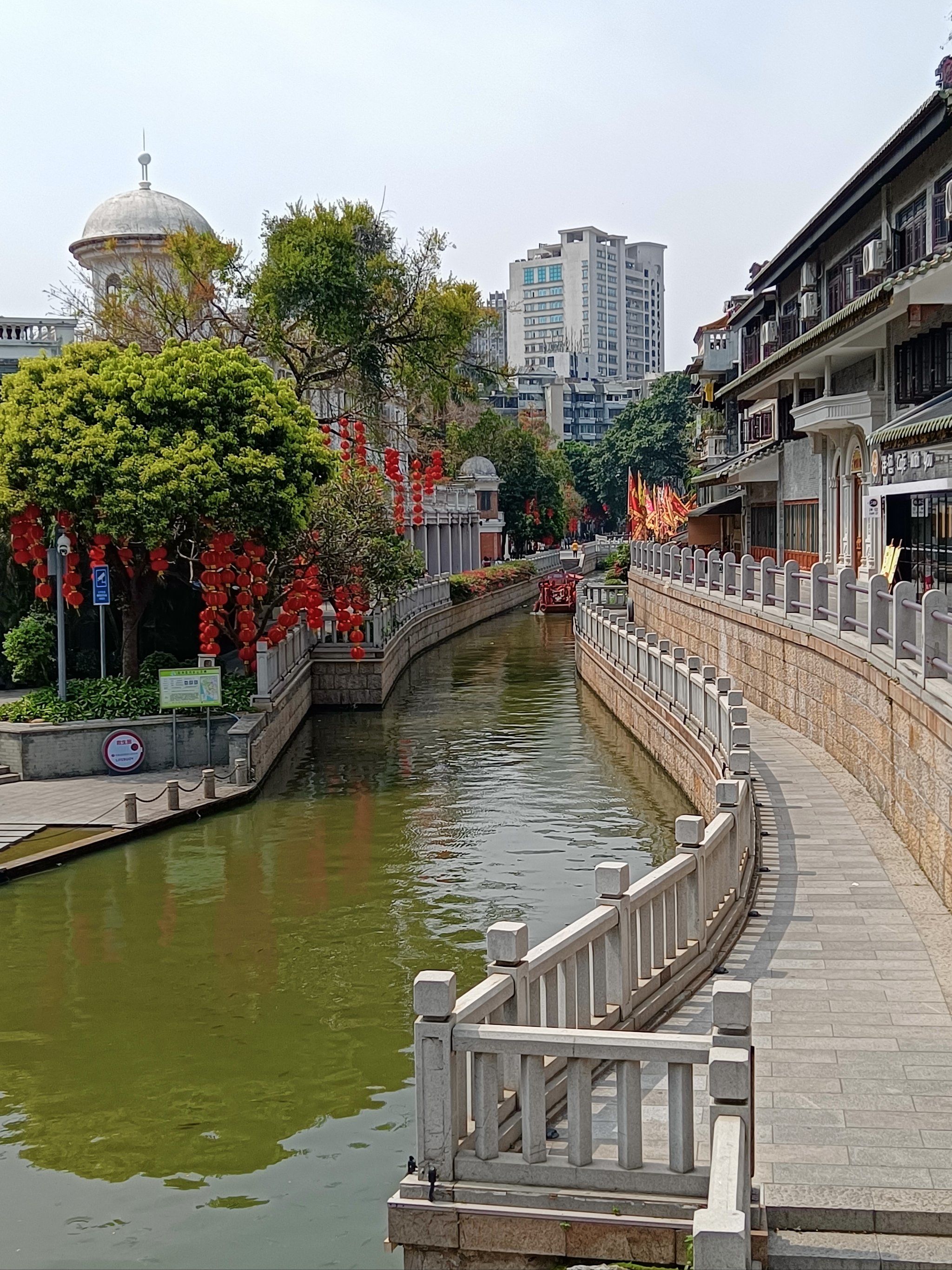 荔枝湾涌小船轻荡如飞燕.