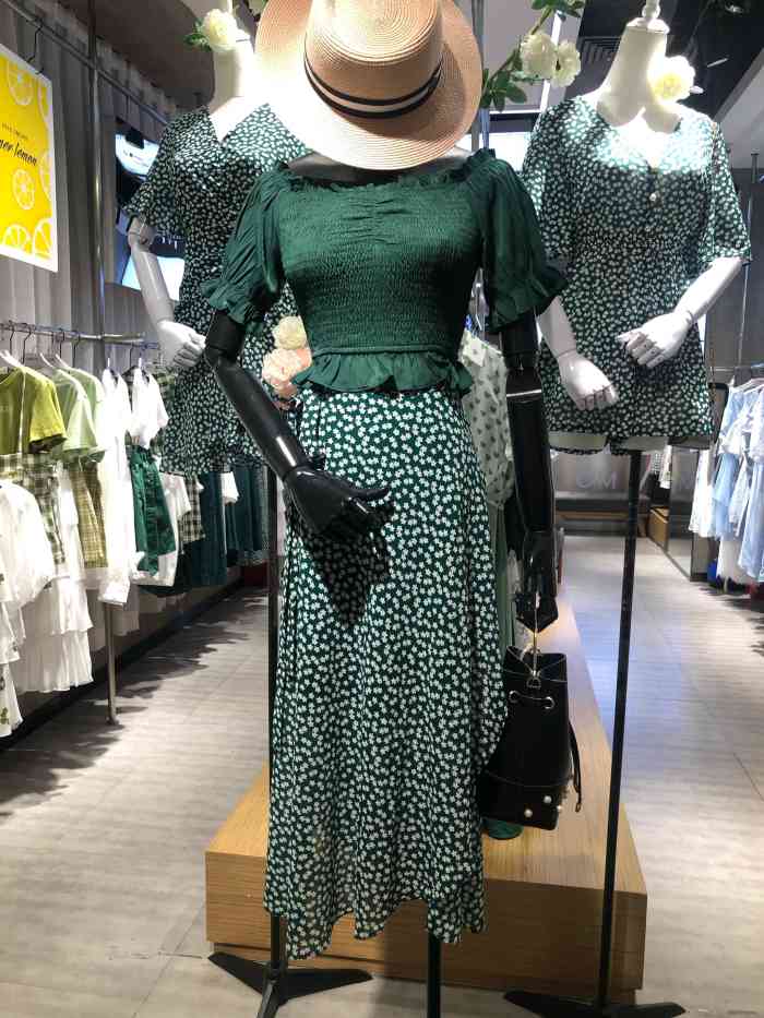 打分  女孩纸喜欢逛的地方了,女装上新很快,款式新颖,颜色靓丽,比较