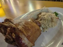 脆烤猪膝配德式酸菜、面包丸-巴伐利亚啤酒坊(意式风情街店)