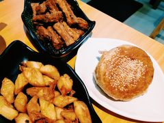 烧饼夹肘子-门框胡同百年卤煮(鸟巢店)