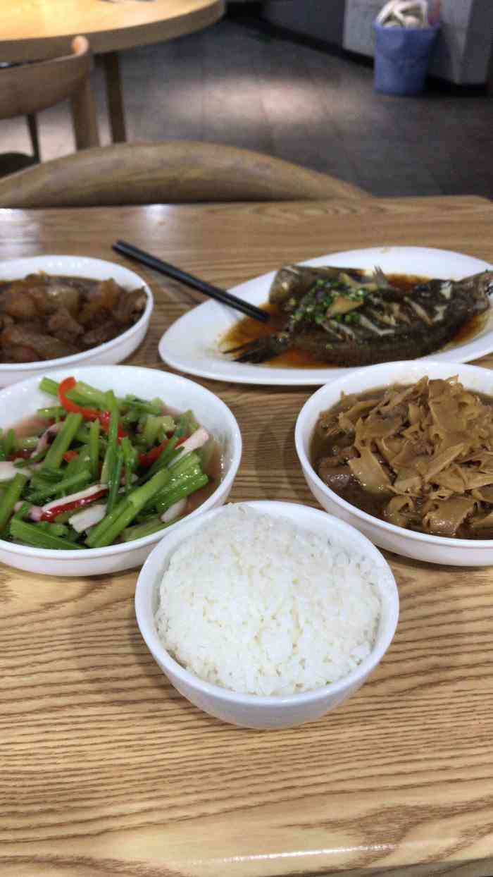 小食家,还可以来出差,是慈溪同事推荐的,虽然是一家快餐店,但是味道