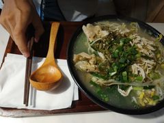 酸菜肉茸培根豚骨米线-蒙小妹骨汤饭.米线(新光路店)