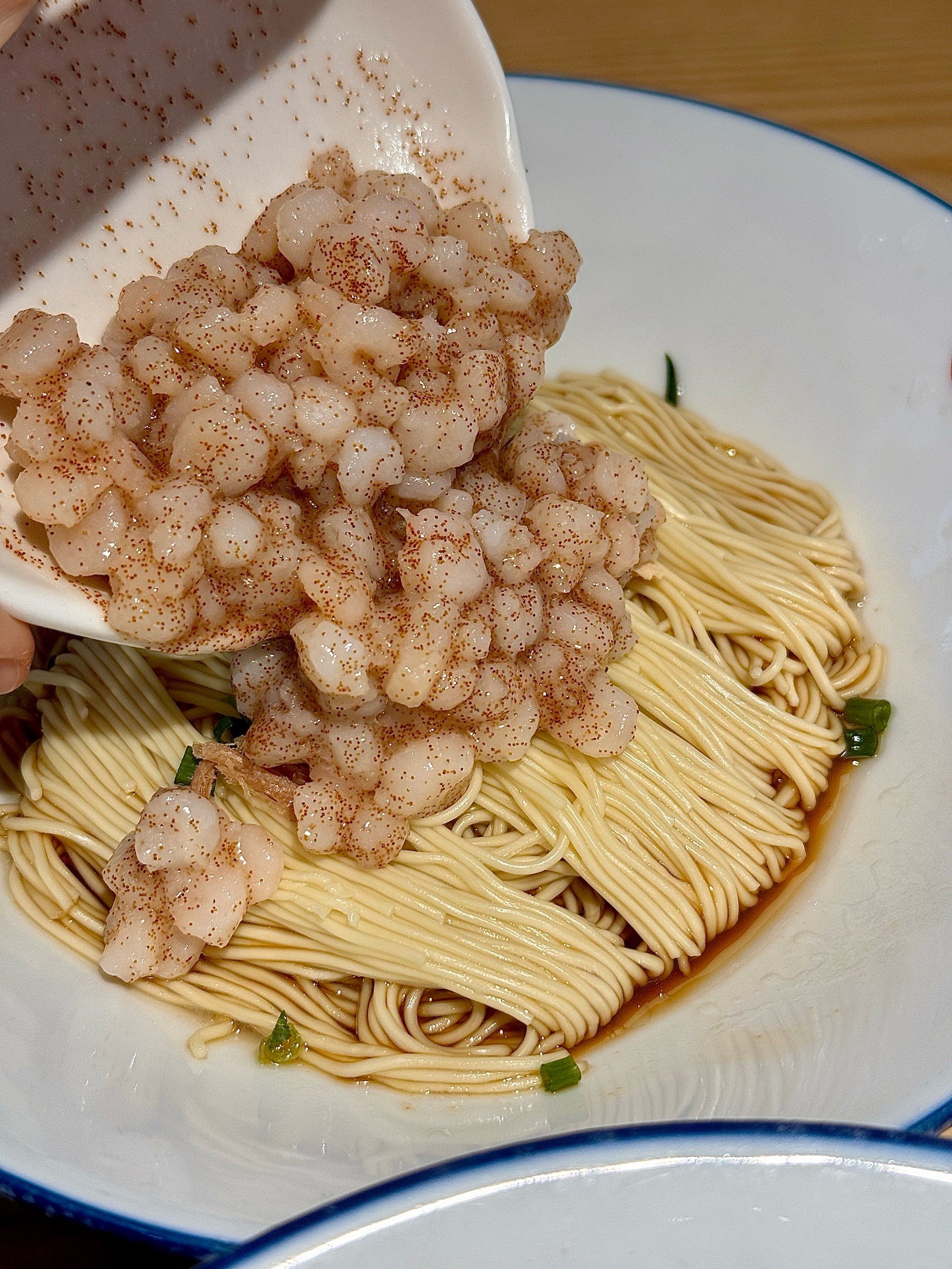 🦐三虾面套餐
一盘小小的浇头包含了虾籽 虾脑和虾仁 浇到面上真