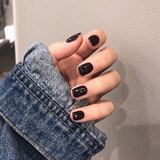 【深色系美甲】 深色衬肤色白,这是对于美甲也通用的,但不是所有深色