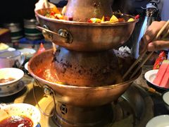 -沪小二炭火蛙锅(淮海中路美食不夜城店)