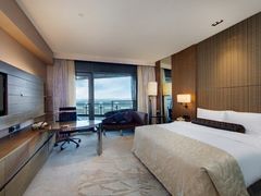 -上海滴水湖皇冠假日酒店