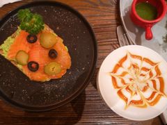 三文鱼牛油果吐司-CafeDuVillage乡村咖啡馆(美邻苑店)