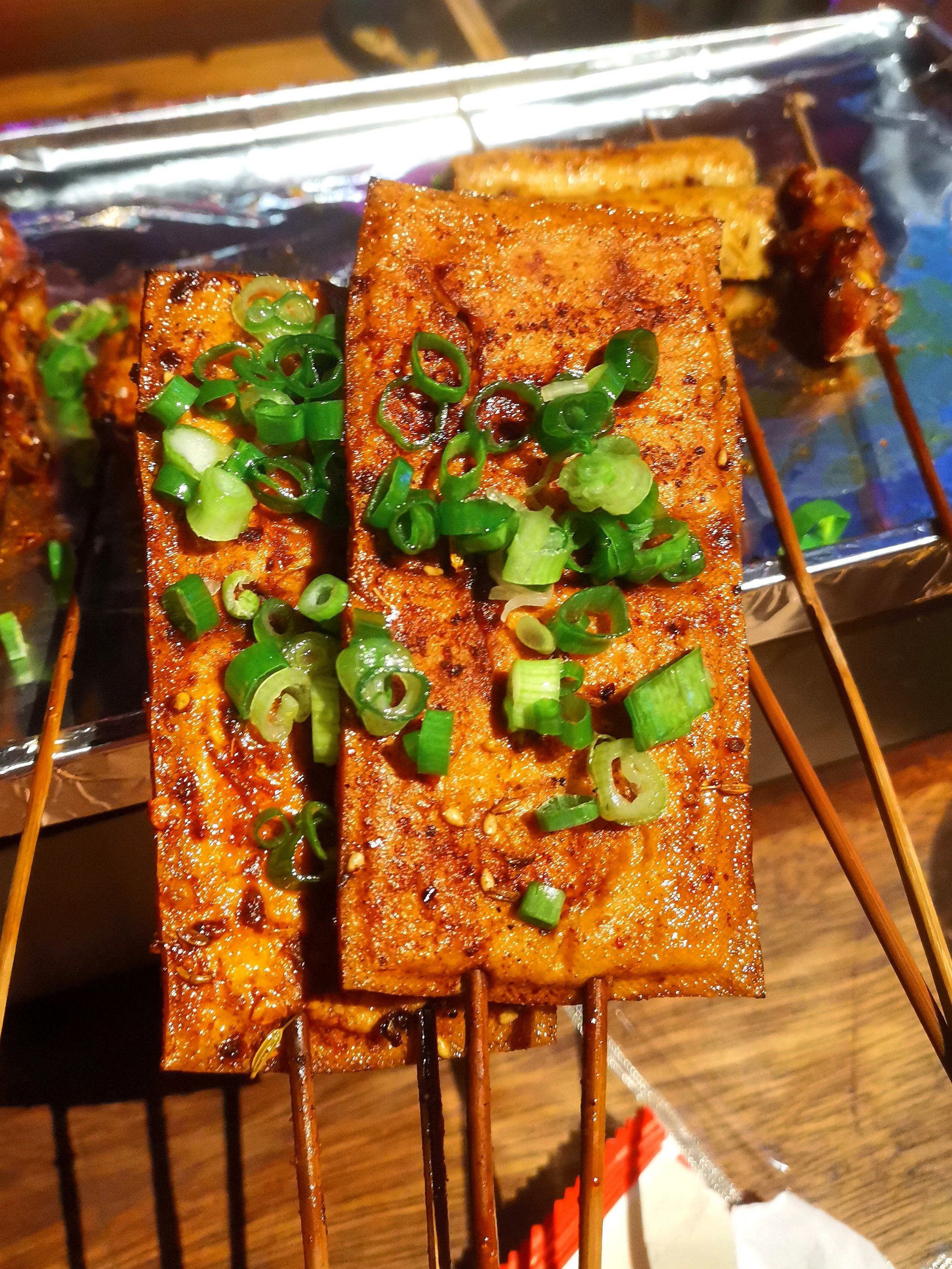 0元玩转这座城 吃烧烤必须要点烤豆干.点烤豆干一定要让他多加葱è