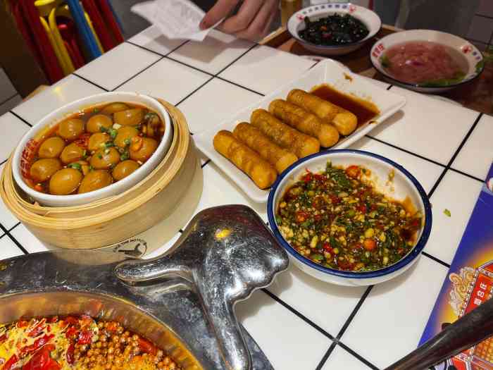 贤合庄卤味火锅(正弘城店)-"菜品定价都比较低菜量对得起定价吧,人少