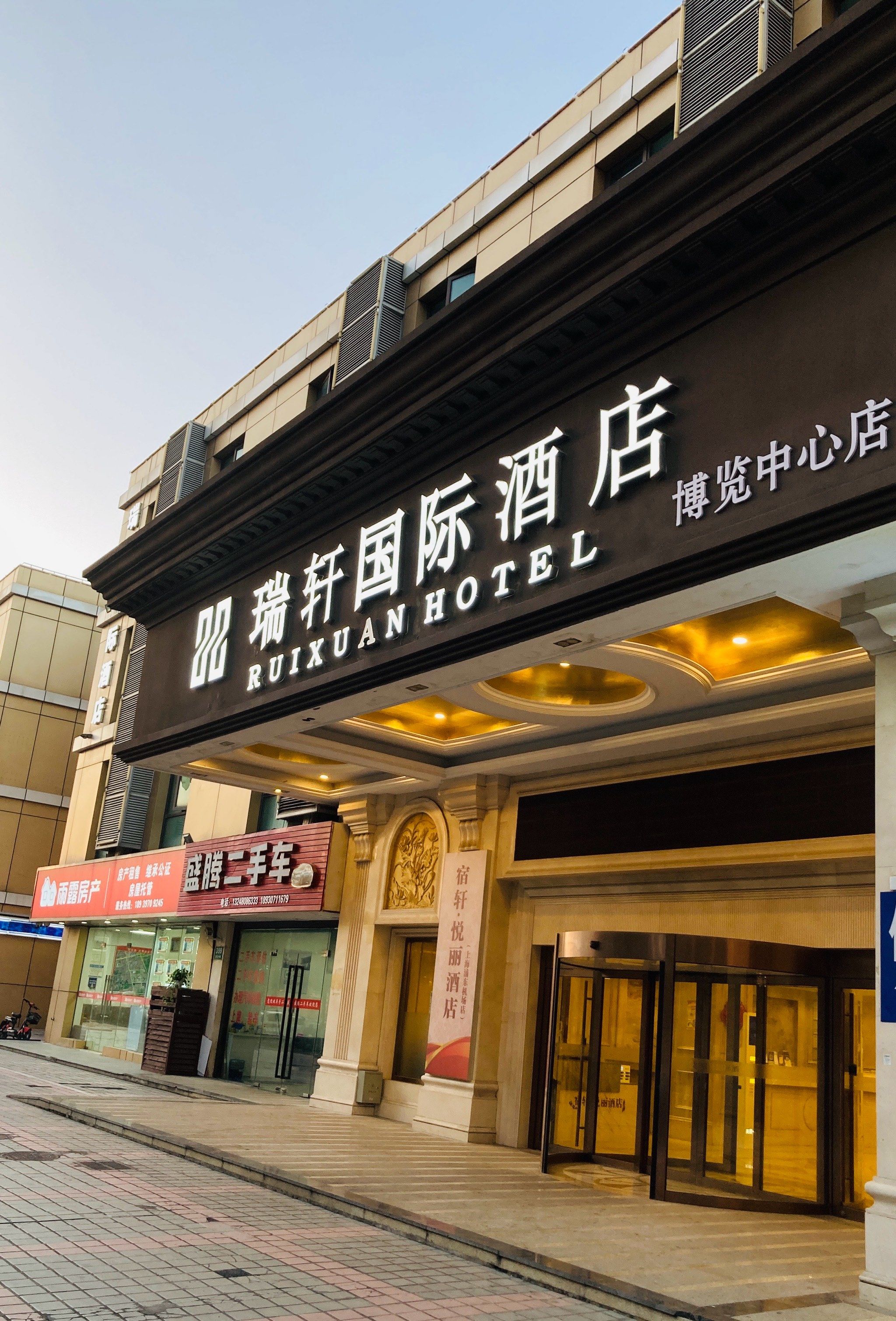 洗手间的面积也不小. 巴庥幸惶跣『 ,对面是居民区,一点不吵