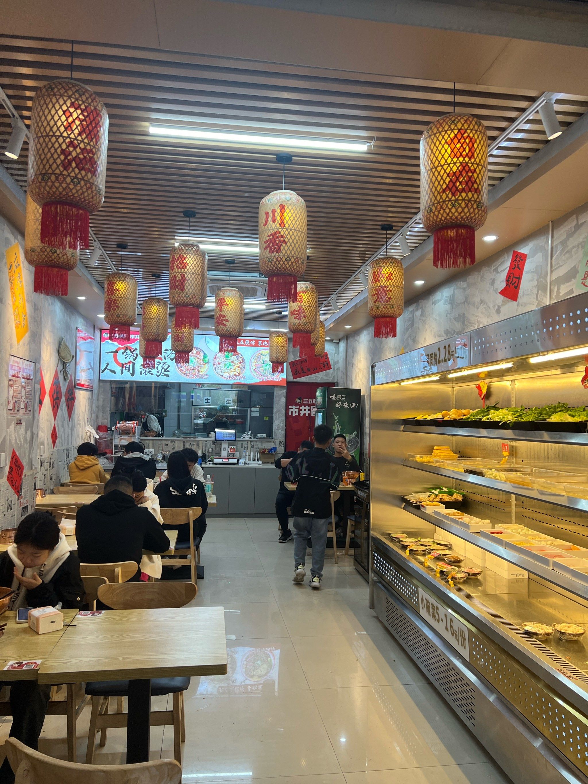 很有特色的成都冒菜,味道杠杠的,干净卫生