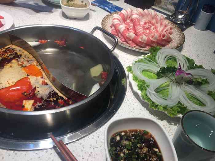 正在试营业的火锅店,羊肉来自锡林郭勒大草原.