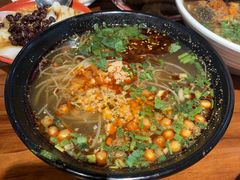-爆炸头阿姨小四川正宗川味小吃(无任何分店)