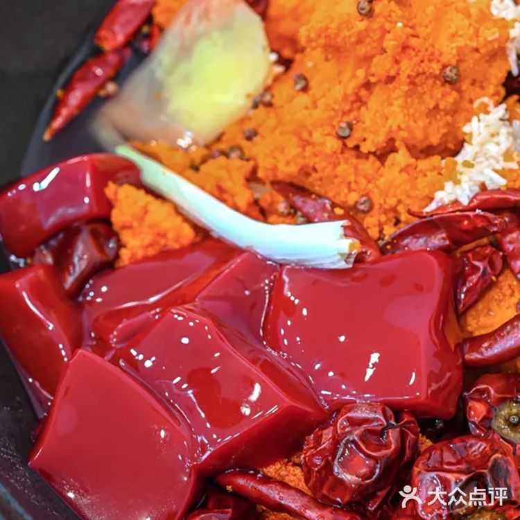 重庆老火锅：香辣麻辣，激发味觉！🌶️