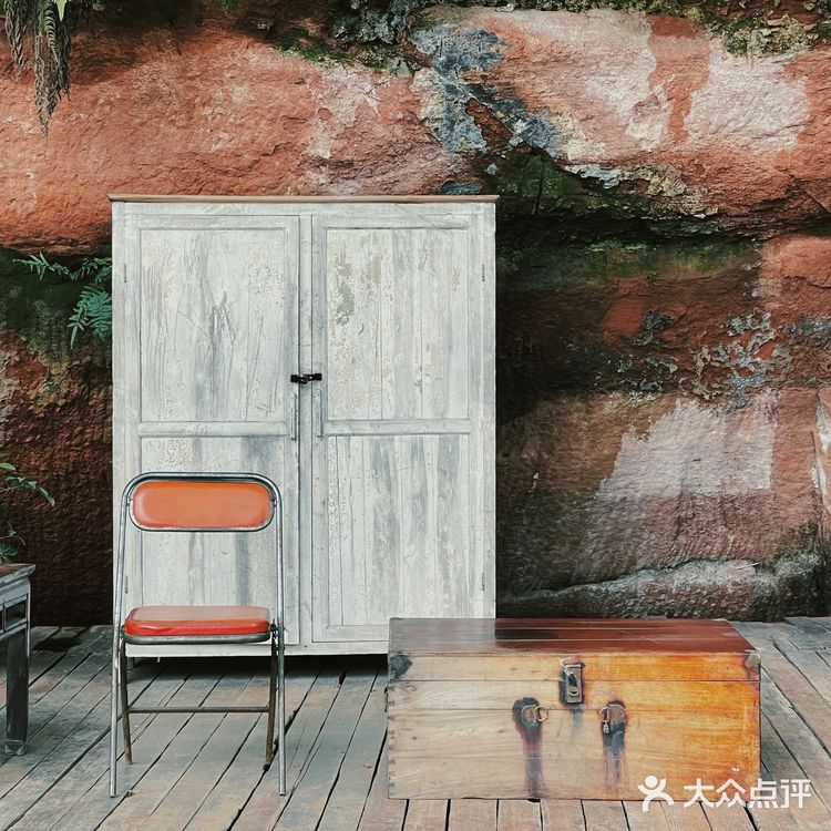 等车途中的乡村风咖啡馆-田也