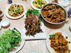 小笨鸡炖蘑菇土豆-高家大院烤全羊