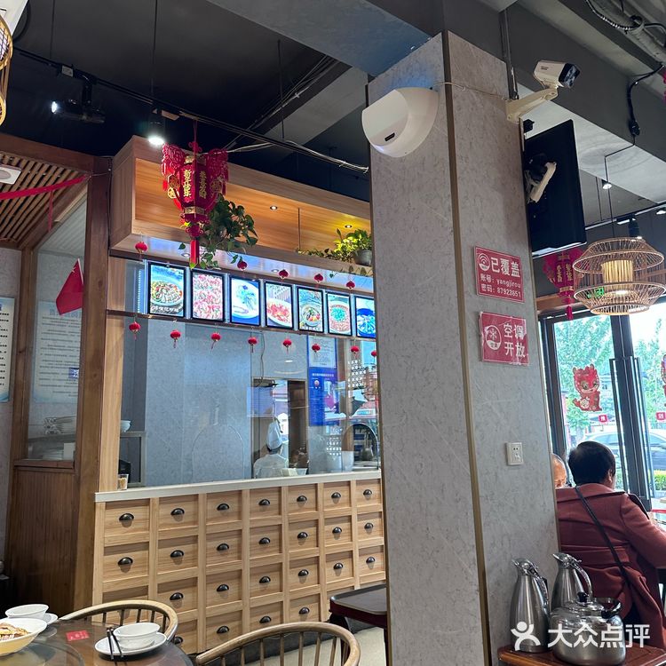 地方菜 本地老店 跟到导航来的 店里面坐满了客人