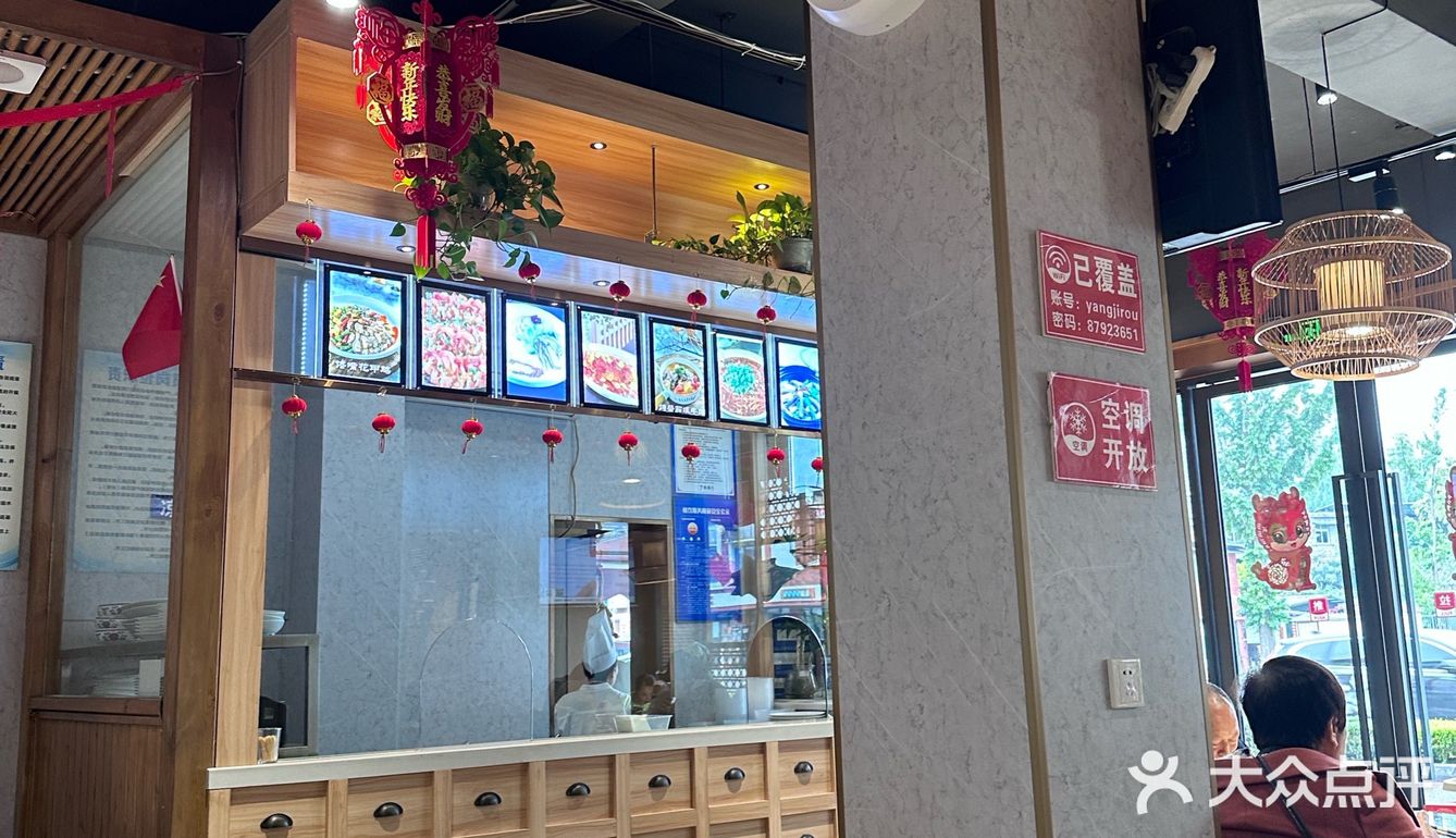 地方菜 本地老店 跟到导航来的 店里面坐满了客人