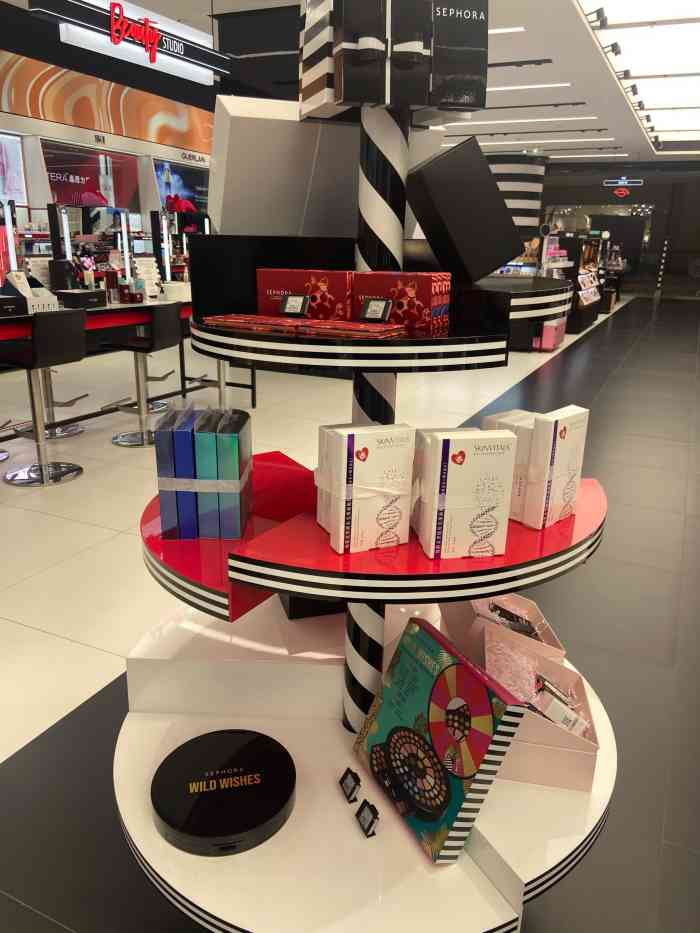 丝芙兰sephora(西安熙地港店)-"店员异常热情.围着顾客转.不停的推荐.