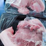 夹在烧饼里，肉夹饽就完成了，好吃！