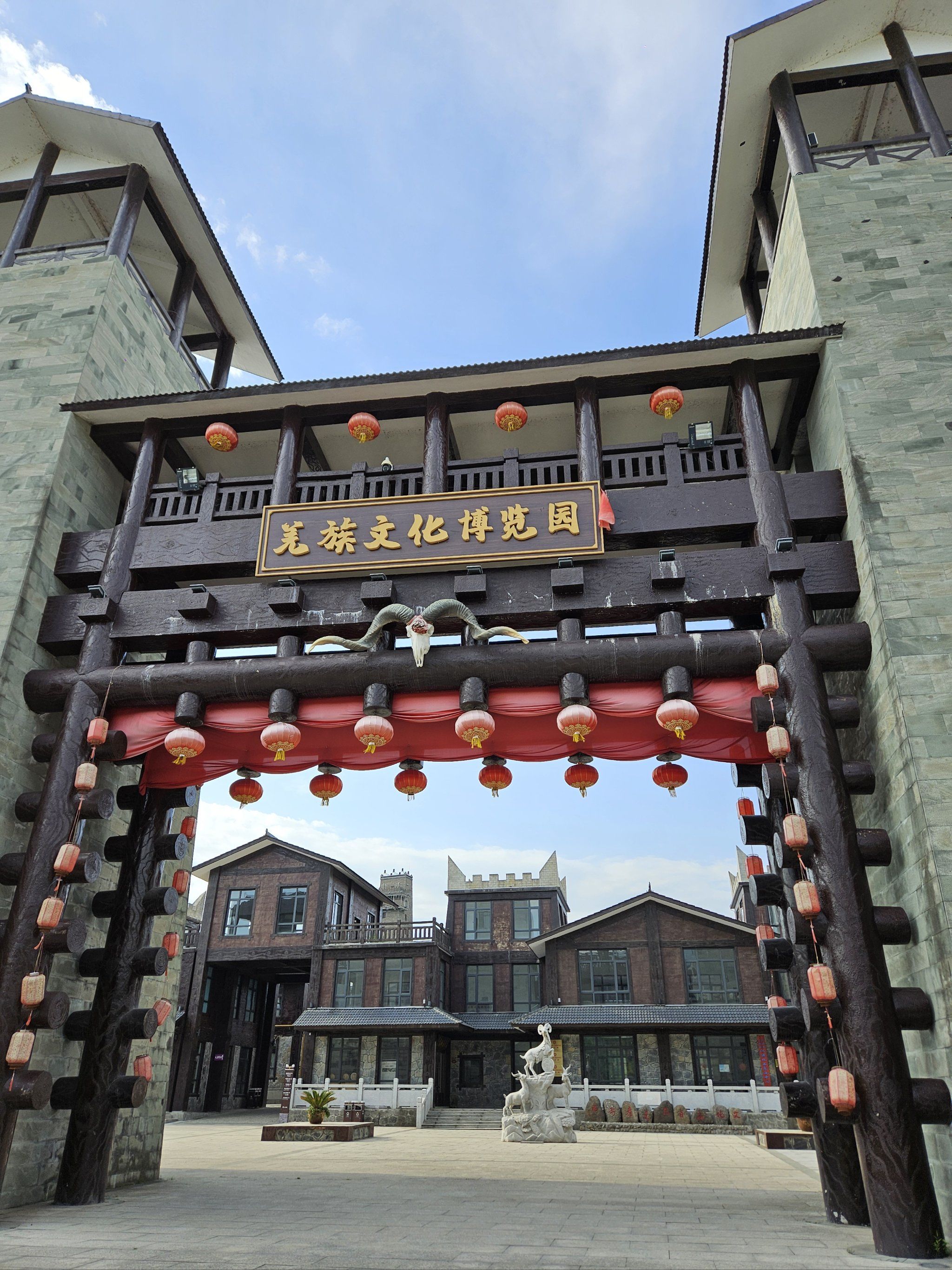 就在宁强的县城边上,从高速路口出来,过来就是两三分钟就可以到.