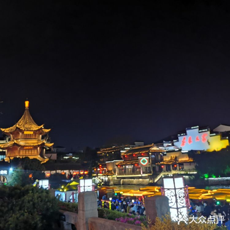 夜幕降临 华灯初上  一场穿越时空的对话