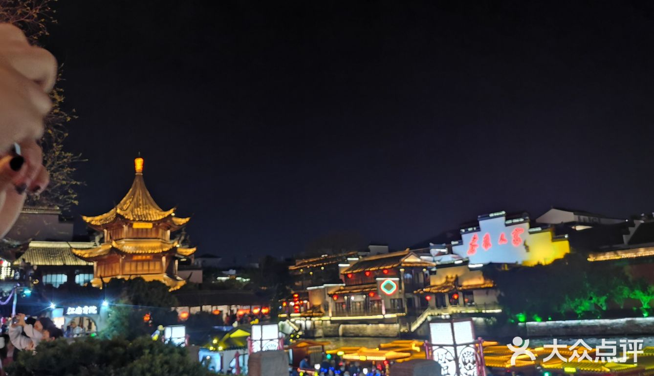 夜幕降临 华灯初上  一场穿越时空的对话