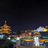 夜幕降临 华灯初上  一场穿越时空的对话
