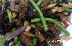 Chicken Mushroom Stir-Fried with Beef Cubes