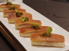 鱼子酱配脆皮烤乳猪-广州文华东方酒店·江-由辉师傅主理