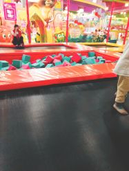 -维佳童话镇演出现场(徐东店)