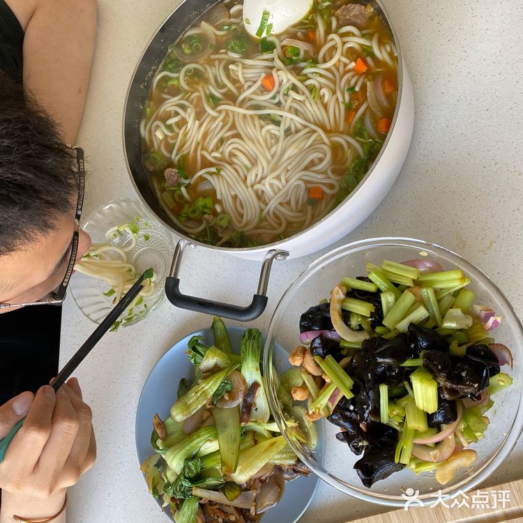 煮锅牛肉，搞个牛肉粉。步骤和之前奶奶做的羊肉粉差不多