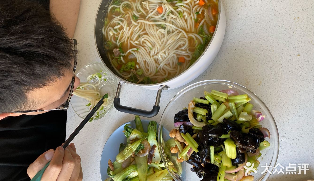 煮锅牛肉，搞个牛肉粉。步骤和之前奶奶做的羊肉粉差不多