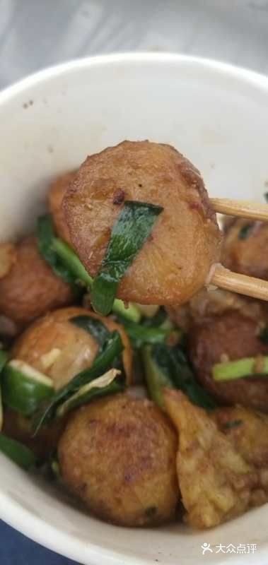 大多都是麻辣烫，手抓饼炸鸡，凉皮凉面的小车