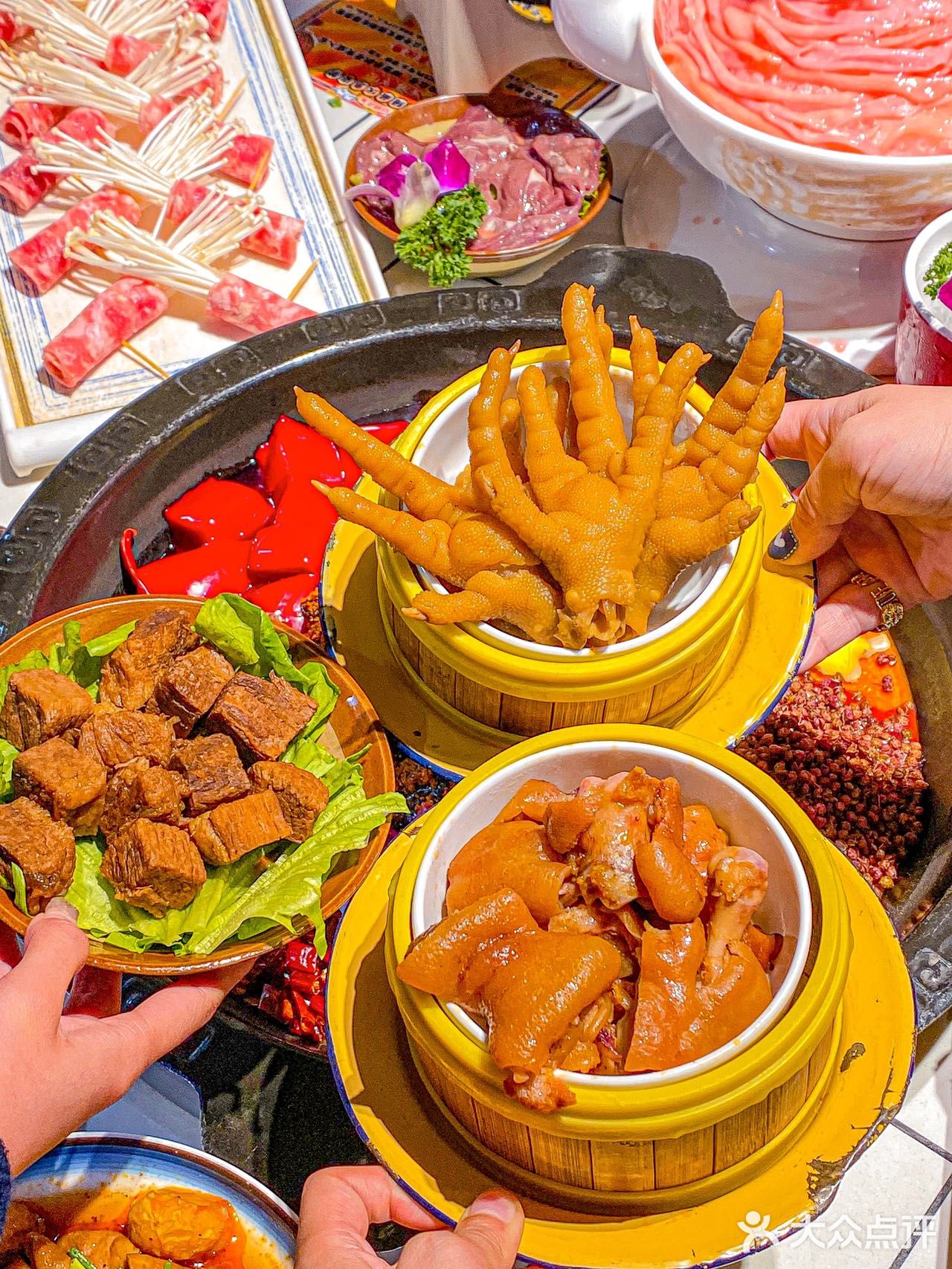 在火锅店吃冰沙卤味吃到爽⁉️体验感真的太绝