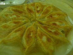 鲜虾锅贴里面有一整只虾，一份20个，也不-海岛渔村大酒店(云霄路店)
