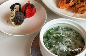 Wild Vegetable and Silver Fish Soup with Golden Crisp Sprinkle