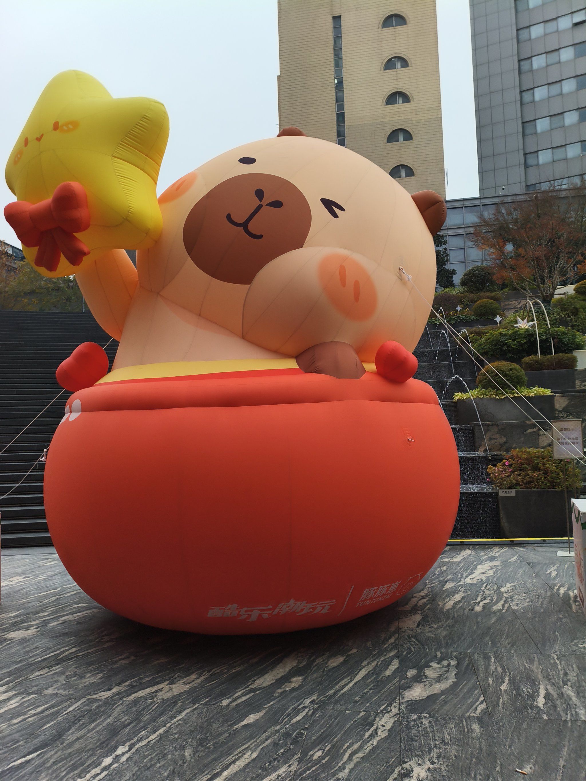 这种大的充气玩偶很好看