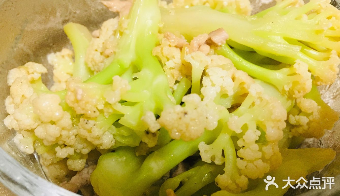 材料：花菜、里脊肉  步骤： 1、里脊肉切成丝