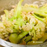 材料：花菜、里脊肉  步骤： 1、里脊肉切成丝